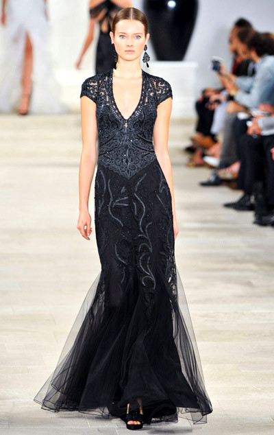 Thiết kế đầm với hình cắt laser trong Bộ sưu tập Xuân hè 2013 của thương hiệu Ralph Lauren. Thiết kế đầm với hình cắt laser trong Bộ sưu tập Xuân hè 2013 của thương hiệu Ralph Lauren.