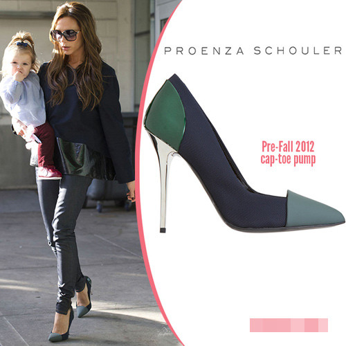 Vic từng 2 lần đi đôi này ra phố. Cô nàng rất trung thành với guốc cao gót kể cả khi bế con gái nặng trĩu một bên tay