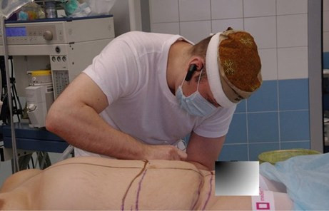 Bác sĩ khoanh vùng những chỗ cần phẫu thuật chỉnh sửa.