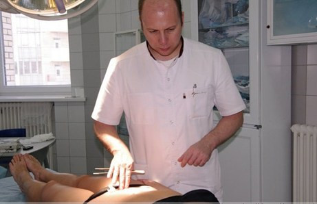 Bênh nhân nằm cho bác sĩ kiểm tra phần bụng trước khi phẫu thuật căng da bụng