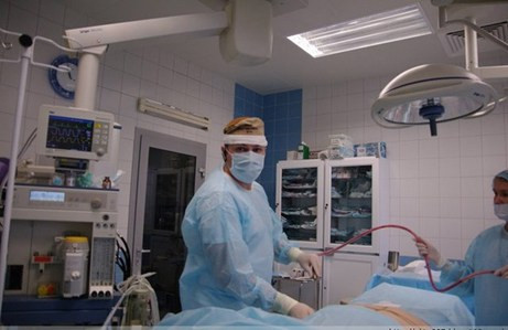 Một chiếc ống hút dài sẽ được sử dụng để hút mỡ từ bụng bệnh nhân.