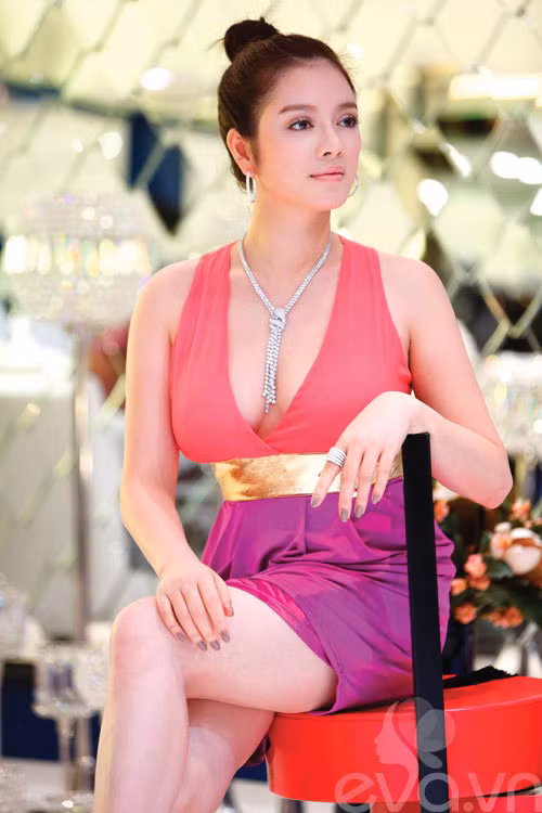 Cô cũng thường phô diễn đường cong này bằng những bộ váy áo ôm sát rất tôn dáng.