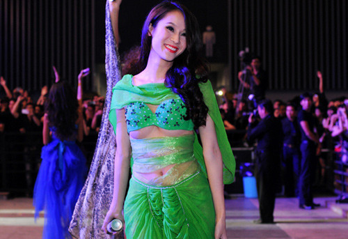 1. Hồi tháng 2, chân dài Thái Hà đã "mở hàng" năm 2012 bằng sự cố lộ ngực phản cảm 1. Hồi tháng 2, chân dài Thái Hà đã "mở hàng" năm 2012 bằng sự cố lộ ngực phản cảm