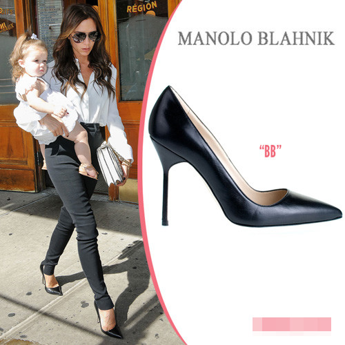 Bà xã David Beckham từng 2 lần đi đôi guốc nằm trong BST thu 2012 của Manolo Blahnik có giá 595 USD (hơn 12 triệu đồng)
