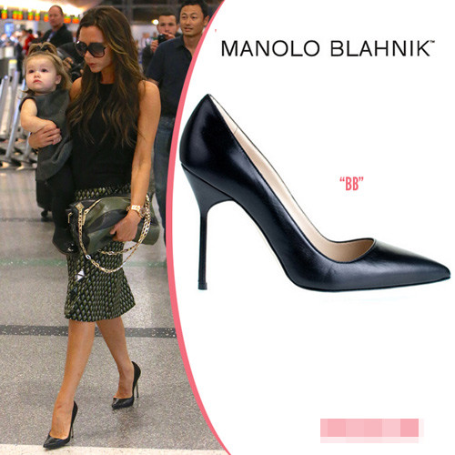 Những đôi guốc mũi nhọn, gót mảnh được bà mẹ bốn con rất yêu thích. Ưu điểm của thiết kế này là rất hợp mỗi khi mặc váy