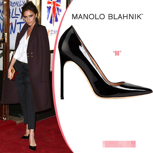 Vic thanh lịch với quần âu, áo khoác nỉ Burberry đi guốc mũi nhọn của Manolo Blahnik có giá 595 USD (hơn 12 triệu đồng)