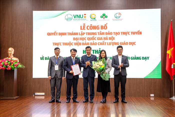 Phó Giám đốc Đại học Quốc gia Hà Nội trao Quyết định thành lập Trung tâm Đào tạo trực tuyến Đại học Quốc gia Hà Nội cho Phó Giáo sư, Tiến sĩ Nghiêm Xuân Huy. 3-3710.jpg