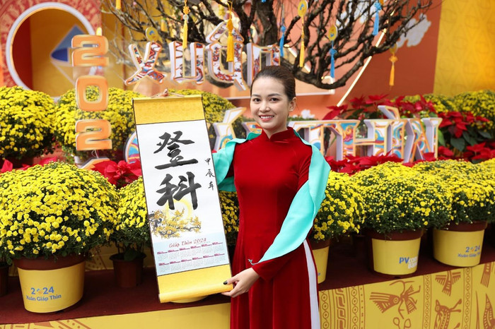 Du khách xin chữ “Đăng khoa” để làm quà cho người thân nhân dịp năm mới. Du khách xin chữ “Đăng khoa” để làm quà cho người thân nhân dịp năm mới.