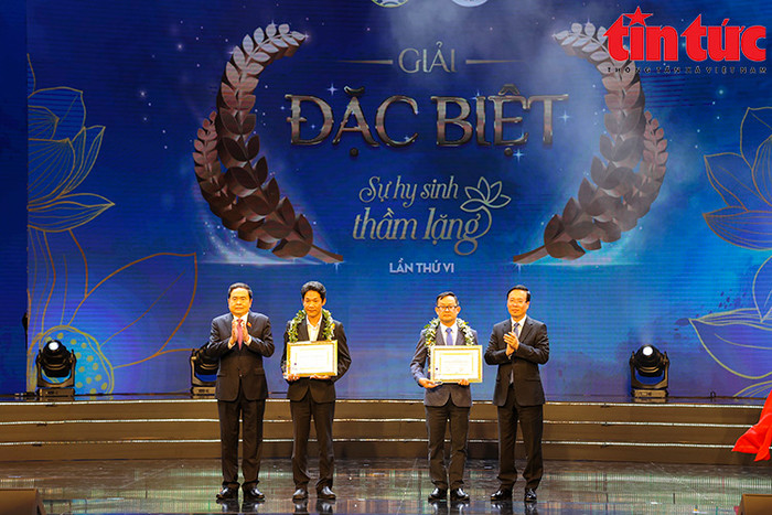 Đồng chí Võ Văn Thưởng, Ủy viên Bộ Chính trị, Chủ tịch nước Cộng hoà xã hội chủ nghĩa Việt Nam; Đồng chí Trần Thanh Mẫn, Ủy viên Bộ Chính trị, Phó Chủ tịch Thường trực Quốc hội nước Cộng hoà xã hội chủ nghĩa Việt Nam trao giải Đặc biệt cho tác giả Ngô Anh Văn và trao chứng nhận cho nhân vật trong tác phẩm đoạt giải - Bác sĩ Võ Thái Trung. Tôn vinh Thầy thuốc Việt Nam và trao giải cuộc thi viết 'Sự hy sinh thầm lặng' lần VI- Ảnh 2.