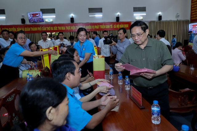Thủ tướng tặng quà cho các gia đình chính sách, công nhân, lao động. Ảnh: VGP/Nhật Bắc Thủ tướng tặng quà cho các gia đình chính sách, công nhân, lao động. Ảnh: VGP/Nhật Bắc