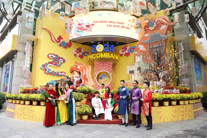 Điểm check in tại PVcomBank luôn thu hút du khách Hà Nội vào dịp lễ, tết. Điểm check in tại PVcomBank luôn thu hút du khách Hà Nội vào dịp lễ, tết.