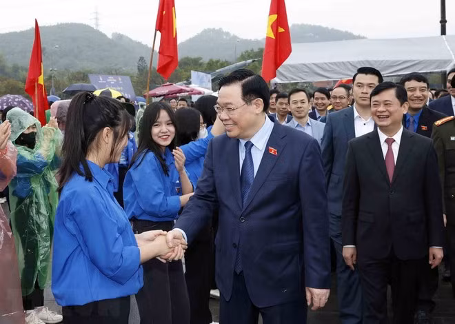 Chủ tịch Quốc hội Vương Đình Huệ và các thanh niên tình nguyện tại buổi lễ. (Ảnh: Nhan Sáng/TTXVN)