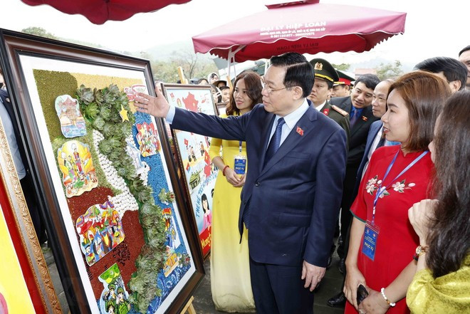 Chủ tịch Quốc hội Vương Đình Huệ tham quan Triển lãm tranh "Tự hào một dải non sông" tại buổi lễ. (Ảnh: Nhan Sáng/TTXVN) Chủ tịch Quốc hội Vương Đình Huệ tham quan Triển lãm tranh "Tự hào một dải non sông" tại buổi lễ. (Ảnh: Nhan Sáng/TTXVN)