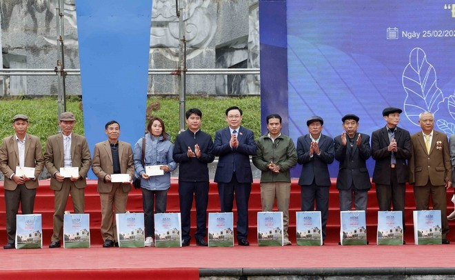 Chủ tịch Quốc hội Vương Đình Huệ tặng quà cho các già làng, trưởng bản, người có uy tín trong đồng bào thiểu số các dân tộc tỉnh Nghệ An. (Ảnh: Nhan Sáng/TTXVN) Chủ tịch Quốc hội Vương Đình Huệ tặng quà cho các già làng, trưởng bản, người có uy tín trong đồng bào thiểu số các dân tộc tỉnh Nghệ An. (Ảnh: Nhan Sáng/TTXVN)