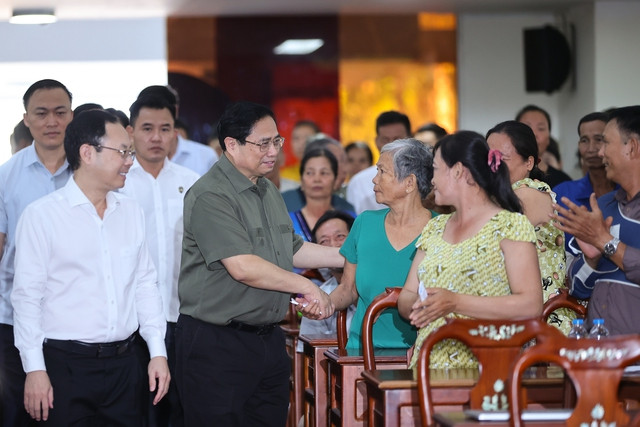 Thủ tướng ân cần thăm hỏi đại diện các gia đình hộ nghèo, công nhân, người lao động dự buổi gặp mặt. Ảnh: VGP/Nhật Bắc Thủ tướng ân cần thăm hỏi đại diện các gia đình hộ nghèo, công nhân, người lao động dự buổi gặp mặt. Ảnh: VGP/Nhật Bắc