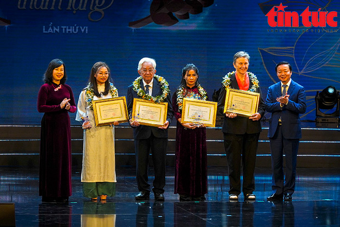 Phó Thủ tướng Trần Hồng Hà và Bộ trưởng Bộ Y tế Đào Hồng Lan trao Giải Nhì cho các tác giả đoạt giải và nhân vật trong tác phẩm. Tôn vinh Thầy thuốc Việt Nam và trao giải cuộc thi viết 'Sự hy sinh thầm lặng' lần VI- Ảnh 3.