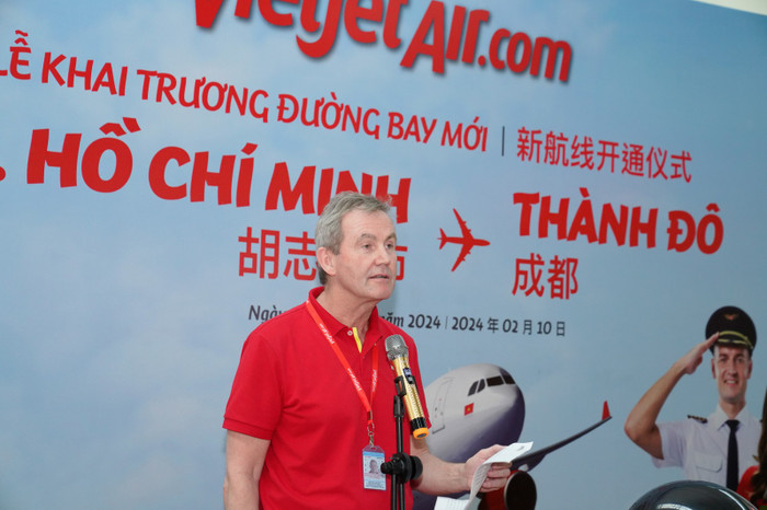 Phó Tổng giám đốc vận hành Vietjet Micheal Hickey công bố khai trương đường bay tại Thành phố Hồ Chí Minh. A6.jpg