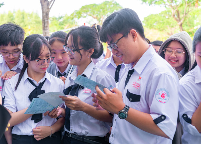 Học sinh Trường Trung học phổ thông Chuyên Lý Tự Trọng (Cần Thơ) tìm hiểu thông tin về cuộc thi “Tiếng nói Xanh”. Ảnh. Tiếng nói Xanh. 1 (3).jpg