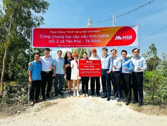 Ông Nguyễn Tuấn Dũng, Giám đốc Ngân hàng Nhà nước chi nhánh tỉnh An Giang cùng đại diện MSB trao tặng quà cho địa phương. Ông Nguyễn Tuấn Dũng, Giám đốc Ngân hàng Nhà nước chi nhánh tỉnh An Giang cùng đại diện MSB trao tặng quà cho địa phương.