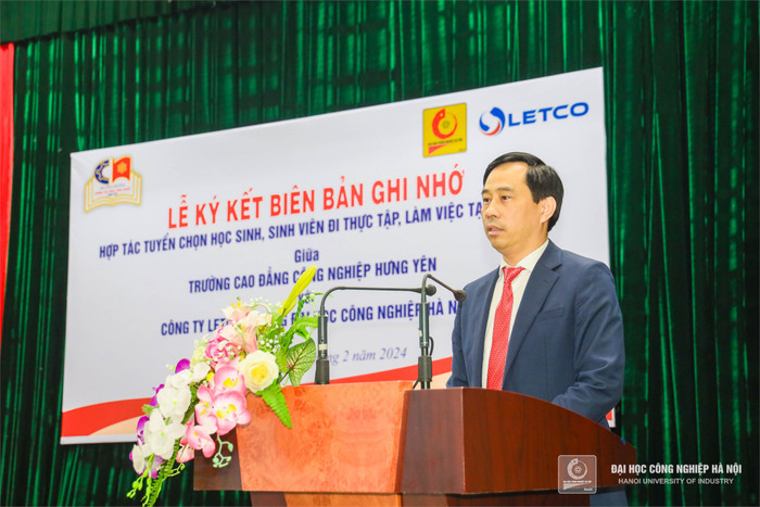 Tiến sĩ Nguyễn Khắc Ngọc – Bí thư Đảng ủy, Hiệu trưởng Trường Cao đẳng Công nghiệp Hưng Yên phát biểu tại buổi ký kết. Tiến sĩ Nguyễn Khắc Ngọc – Bí thư Đảng ủy, Hiệu trưởng Trường Cao đẳng Công nghiệp Hưng Yên phát biểu tại buổi ký kết.