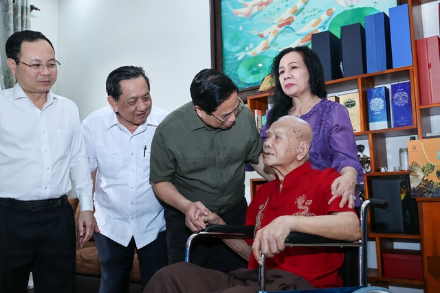 Thủ tướng đã đi thăm, chúc Tết đồng chí Lê Văn Lai. Ảnh VGP/Nhật Bắc Thủ tướng đã đi thăm, chúc Tết đồng chí Lê Văn Lai. Ảnh VGP/Nhật Bắc