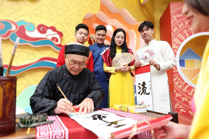 Xin chữ ông Đồ cũng là cách mỗi người biểu đạt những tâm tư, nguyện vọng trong năm mới. Xin chữ ông Đồ cũng là cách mỗi người biểu đạt những tâm tư, nguyện vọng trong năm mới.