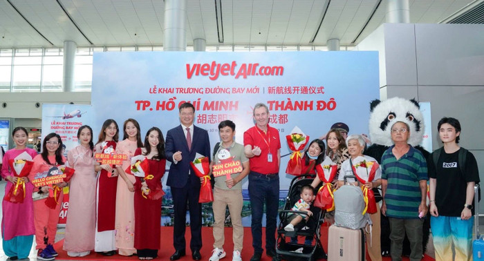 Những hành khách trên chuyến bay khai trương giữa Thành phố Hồ Chí Minh và Thành Đô được lãnh đạo Vietjet chào đón và chúc mừng năm mới. A8.jpg