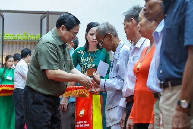 Thủ tướng khẳng định, Đảng, Nhà nước luôn quan tâm chăm lo để người dân có cuộc sống ngày càng ấm no hạnh phúc. Ảnh: VGP/Nhật Bắc Thủ tướng khẳng định, Đảng, Nhà nước luôn quan tâm chăm lo để người dân có cuộc sống ngày càng ấm no hạnh phúc. Ảnh: VGP/Nhật Bắc