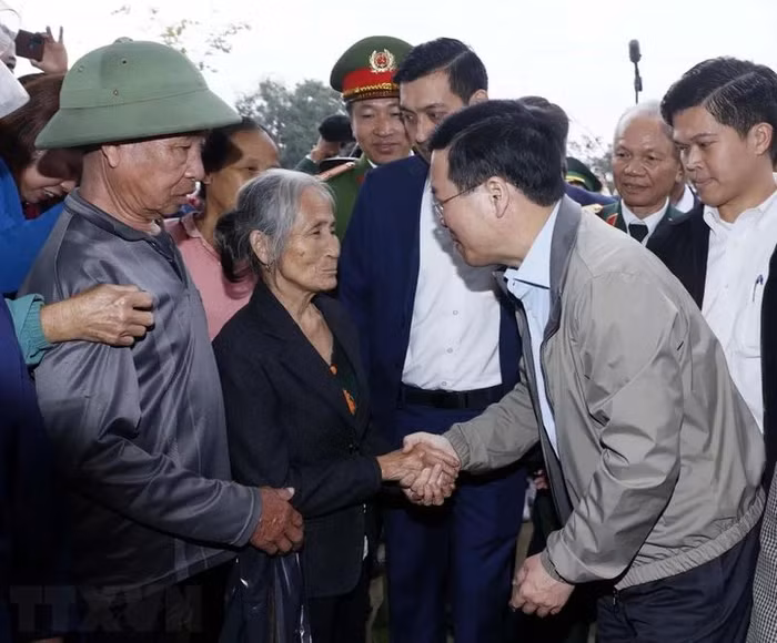 Chủ tịch nước Võ Văn Thưởng với nhân dân xã Thanh Thủy, huyện Thanh Chương, tỉnh Nghệ An. (Ảnh: Thống Nhất/TTXVN)