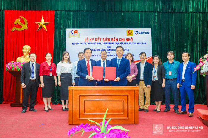 Hai bên thực hiện nghi thức ký kết biên bản ghi nhớ hợp tác. Hai bên thực hiện nghi thức ký kết biên bản ghi nhớ hợp tác.
