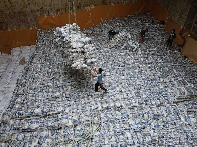 Từ năm 1989, Việt Nam lần đầu tiên xuất khẩu gạo, chấm dứt thời kỳ thiếu gạo và chuyển sang xuất khẩu. Đến nay, gạo Việt Nam đã có mặt ở hơn 150 quốc gia, vùng lãnh thổ. (Ảnh: Vũ Sinh/TTXVN) Từ năm 1989, Việt Nam lần đầu tiên xuất khẩu gạo, chấm dứt thời kỳ thiếu gạo và chuyển sang xuất khẩu. Đến nay, gạo Việt Nam đã có mặt ở hơn 150 quốc gia, vùng lãnh thổ. (Ảnh: Vũ Sinh/TTXVN)