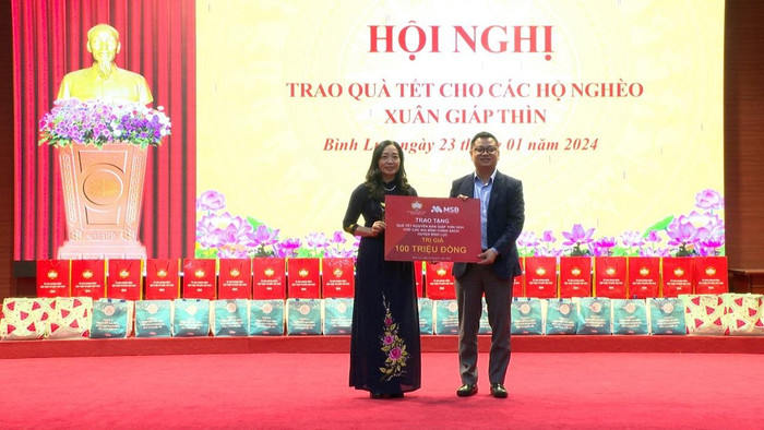 Bà Ngô Thị Khanh – Chủ tịch Ủy ban Mặt trận Tổ quốc huyện Bình Lục tiếp nhận quà tặng từ MSB. Bà Ngô Thị Khanh – Chủ tịch Ủy ban Mặt trận Tổ quốc huyện Bình Lục tiếp nhận quà tặng từ MSB.