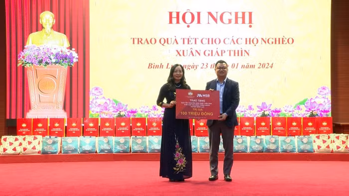 Bà Ngô Thị Khanh – Chủ tịch Ủy ban Mặt trận Tổ quốc huyện Bình Lục tiếp nhận quà tặng từ MSB.