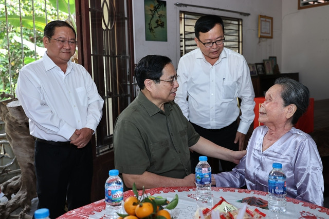 Thủ tướng đã đi thăm, chúc Tết đồng chí thương binh nặng Lâm Thị Mười. Ảnh: VGP/Nhật Bắc Thủ tướng đã đi thăm, chúc Tết đồng chí thương binh nặng Lâm Thị Mười. Ảnh: VGP/Nhật Bắc