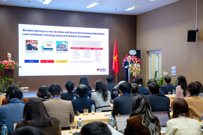 Báo cáo “Kinh nghiệm đào tạo trực tuyến và đào tạo kết hợp tại Đại học RMIT” do Giáo sư Claire Macken, Tổng Giám đốc Đại học RMIT Việt Nam trình bày. Báo cáo giới thiệu tổng quan về đào tạo trực tuyến ở một số quốc gia trên thế giới, từ đó đưa ra một số gợi ý áp dụng cho giáo dục Việt Nam. Giáo sư Claire Macken cũng có những chia sẻ thú vị và hữu ích về kinh nghiệm đào tạo trực tuyến và đào tạo kết hợp tại Đại học RMIT, đặc biệt, giáo sư sẽ chia sẻ các chiến lược, cách thức mà cơ sở giáo dục có thể áp dụng để thúc đẩy sự tham gia tích cực của giảng viên trong việc xây dựng và phát triển các nội dung đào tạo trực tuyến. 2-8649.jpg