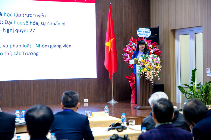 Báo cáo “Tổ chức xây dựng và đào tạo học phần “Nhà nước và pháp luật đại cương” theo hình thức trực tuyến” do Phó Giáo sư, Tiến sĩ Nguyễn Hoàng Anh, Chủ nhiệm Khoa Lý luận và lịch sử nhà nước và pháp luật, Trường Đại học Luật Đại học Quốc gia Hà Nội trình bày. Với kinh nghiệm “thực chiến” trong việc tham gia thiết kế, phát triển nội dung và tổ chức giảng dạy theo hình thức đào tạo trực tuyến học phần “Nhà nước và pháp luật đại cương” cho sinh viên hệ đào tạo chính quy tại Đại học Quốc gia Hà Nội, Phó Giáo sư, Tiến sĩ Nguyễn Hoàng Anh mang tới những chia sẻ thiết thực về đào tạo trực tuyến từ góc nhìn giảng viên. 5-6394.jpg