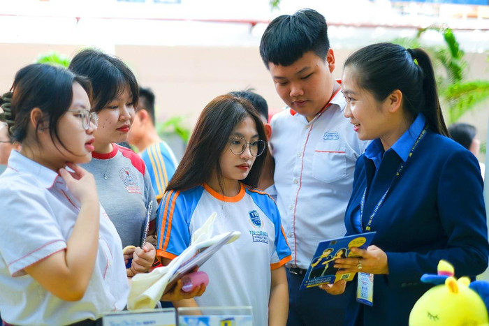 Thí sinh tìm hiểu thông tin ngành nghề. Thí sinh tìm hiểu thông tin ngành nghề.
