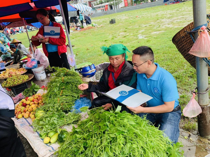 Tích cực tuyên truyền, vận động người dân tham gia bảo hiểm xã hội tự nguyện. Tich cuc tuyen truyen, vạn dong nguoi dan tham gia BHXH tu nguyen. Nguon BHXH tinh Lai Chau.jpg