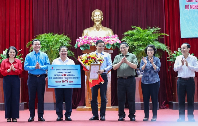Thủ tướng trao tặng kinh phí cho 200 hộ gia đình (trị giá 10 tỷ đồng) để xóa nhà tạm, nhà dột nát. Ảnh: VGP/Nhật Bắc Thủ tướng trao tặng kinh phí cho 200 hộ gia đình (trị giá 10 tỷ đồng) để xóa nhà tạm, nhà dột nát. Ảnh: VGP/Nhật Bắc