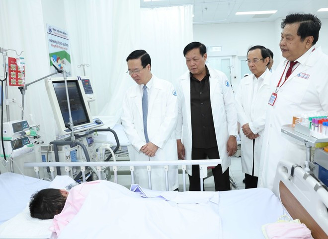 Chủ tịch nước Võ Văn Thưởng thăm bệnh nhi đang điều trị tại Bệnh viện Nhi đồng 1 Thành phố Hồ Chí Minh. (Ảnh: Thống Nhất/TTXVN) Chủ tịch nước Võ Văn Thưởng thăm bệnh nhi đang điều trị tại Bệnh viện Nhi đồng 1 Thành phố Hồ Chí Minh. (Ảnh: Thống Nhất/TTXVN)