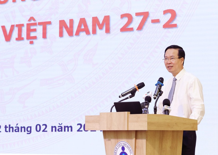 Chủ tịch nước Võ Văn Thưởng động viên, chúc mừng cán bộ, đội ngũ thầy thuốc và người lao động của Bệnh viện Nhi đồng 1 Thành phố Hồ Chí Minh nhân ngày Thầy thuốc Việt Nam. (Ảnh: Thống Nhất/TTXVN) ttxvn-chu-tich-nuoc-tham-chuc-mung-ngay-thay-thuoc-viet-nam-8-5584-1328.jpg