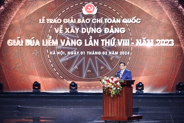 Thủ tướng mong muốn Giải Búa liềm vàng phát huy hơn nữa những kết quả đã đạt được, tiếp tục tìm tòi đổi mới, sáng tạo để ngày càng lan tỏa sức sống mạnh mẽ và ảnh hưởng tích cực của Giải. Ảnh: VGP/Nhật Bắc