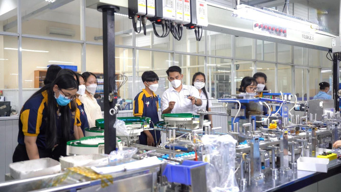 Sinh viên tìm hiểu thực tế thông qua hoạt động kiến tập doanh nghiệp. Sinh viên tìm hiểu thực tế thông qua hoạt động kiến tập doanh nghiệp.