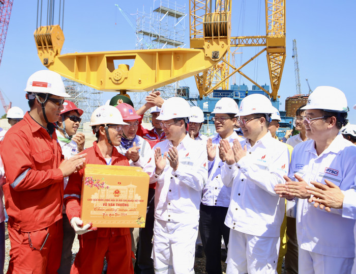 Chủ tịch nước tặng quà cho người lao động trên công trường PTSC. 2 (3).jpg