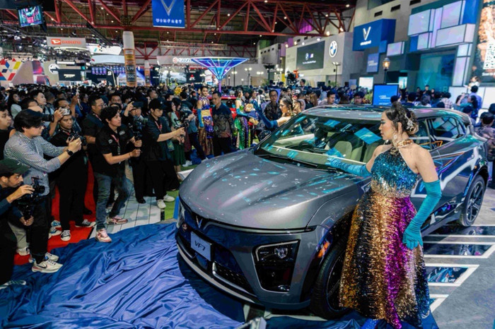 Các mẫu xe VinFast thu hút sự chú ý của đông đảo khách tham quan Triển lãm IIMS 2024. Anh 1 (3).jpg
