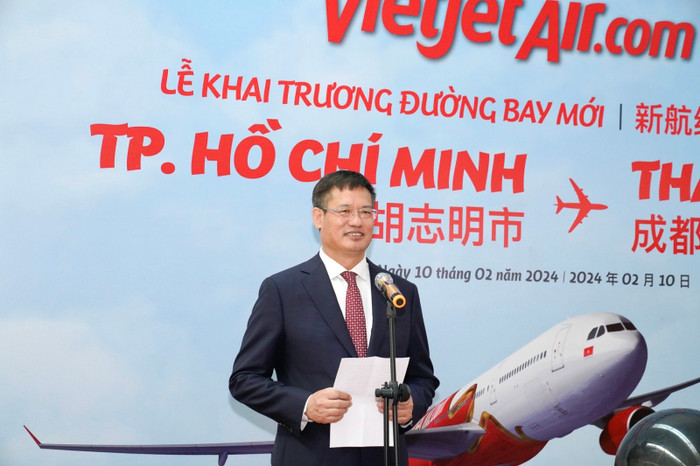Tổng Lãnh sự Trung Quốc tại Thành phố Hồ Chí Minh Nguỵ Hoa Tường phát biểu chúc mừng đường bay mới của Vietjet. A5.jpg