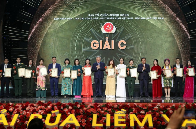 Chánh án Toà án nhân dân Tối cao Nguyễn Hoà Bình và Giám đốc Học viện Chính trị quốc gia Hồ Chí Minh Nguyễn Xuân Thắng trao giải C cho các tác giả, nhóm tác giả có tác phẩm đoạt giải. Ảnh: VGP/Nhật Bắc Chánh án Toà án nhân dân Tối cao Nguyễn Hoà Bình và Giám đốc Học viện Chính trị quốc gia Hồ Chí Minh Nguyễn Xuân Thắng trao giải C cho các tác giả, nhóm tác giả có tác phẩm đoạt giải. Ảnh: VGP/Nhật Bắc