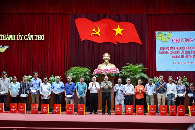 Thủ tướng nhấn mạnh, chúng ta làm tất cả những việc này để toàn dân có một cái Tết vui tươi, an toàn, lành mạnh, tiết kiệm, nghĩa tình, không ai không có Tết, không có ai bị bỏ lại phía sau. Ảnh: VGP/Nhật Bắc Thủ tướng nhấn mạnh, chúng ta làm tất cả những việc này để toàn dân có một cái Tết vui tươi, an toàn, lành mạnh, tiết kiệm, nghĩa tình, không ai không có Tết, không có ai bị bỏ lại phía sau. Ảnh: VGP/Nhật Bắc