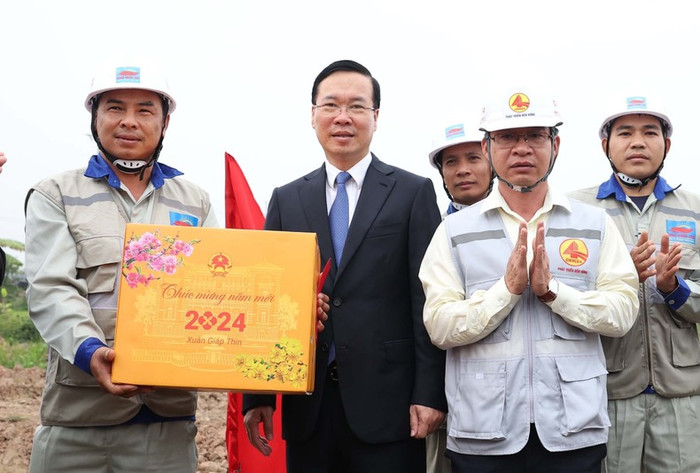 Chủ tịch nước Võ Văn Thưởng tặng quà cho công nhân thi công tuyến đường Vành đai 4 - Vùng Thủ đô. (Ảnh: TTXVN) Chủ tịch nước Võ Văn Thưởng tặng quà cho công nhân thi công tuyến đường Vành đai 4 - Vùng Thủ đô. (Ảnh: TTXVN)