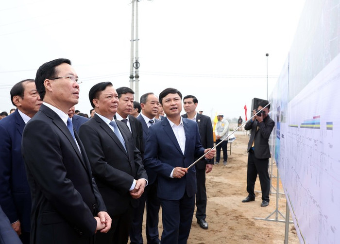 Chủ tịch nước Võ Văn Thưởng nghe báo cáo về sơ đồ tuyến đường Vành đai 4 - Vùng Thủ đô. (Ảnh: TTXVN) Chủ tịch nước Võ Văn Thưởng nghe báo cáo về sơ đồ tuyến đường Vành đai 4 - Vùng Thủ đô. (Ảnh: TTXVN)